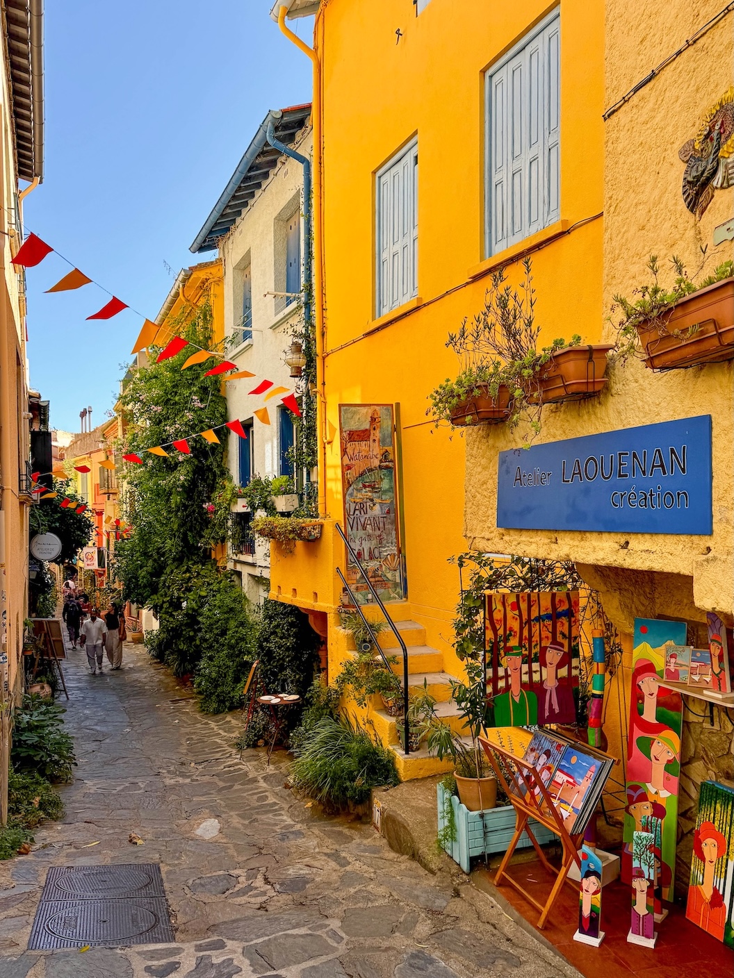 Kleurrijk straatje met ateliers in Collioure