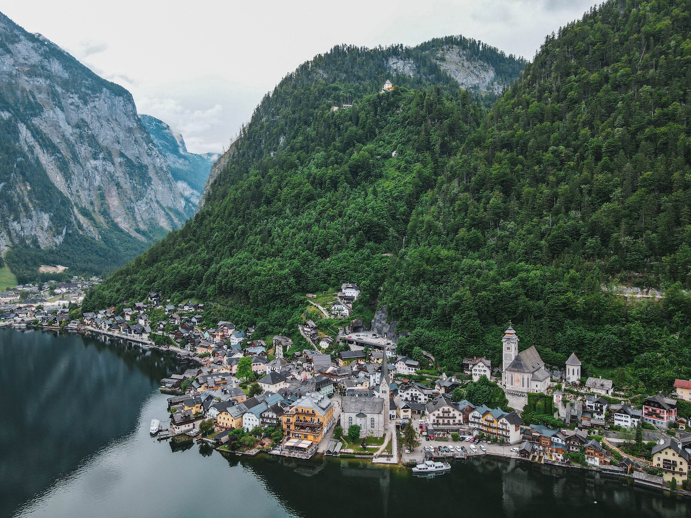 Drone shot van Hallstatt in Oostenrijk