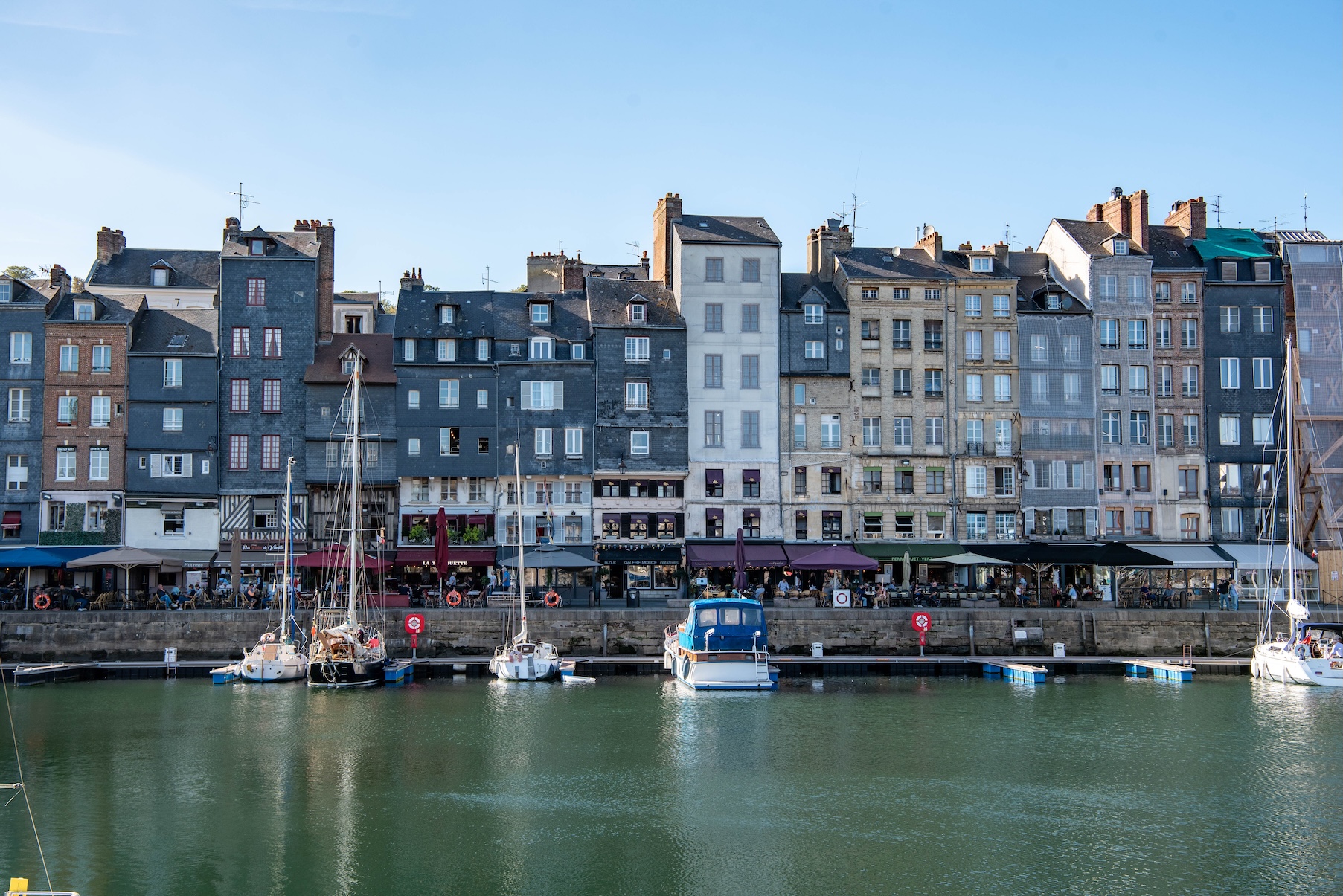 Oude pakhuizen in de haven van Honfleur