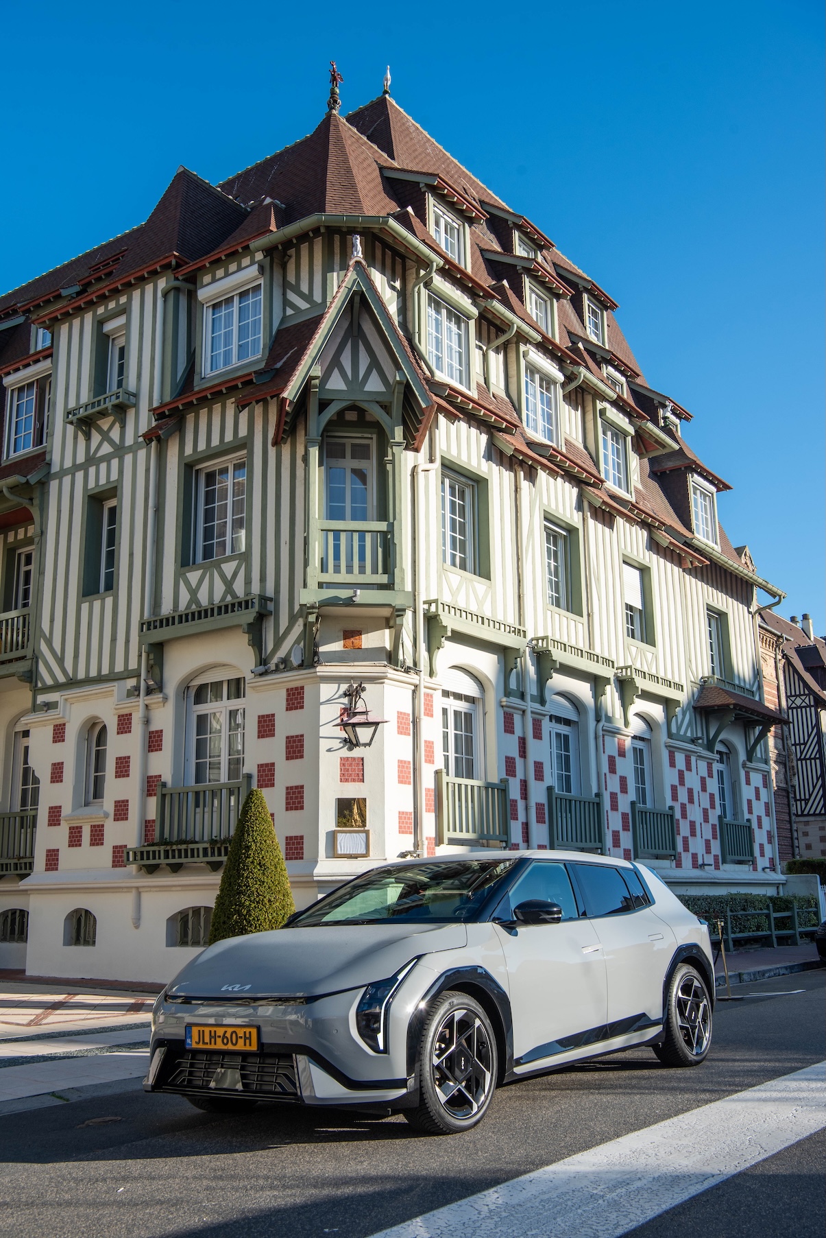 Onze Kia EV4 tussen de chique straten van Deauville