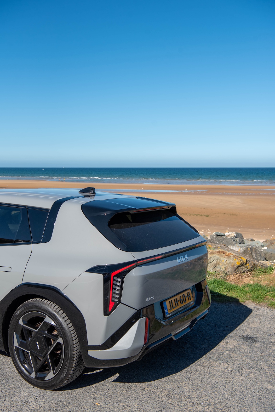 Kia EV4 bij Omaha Beach in Normandië