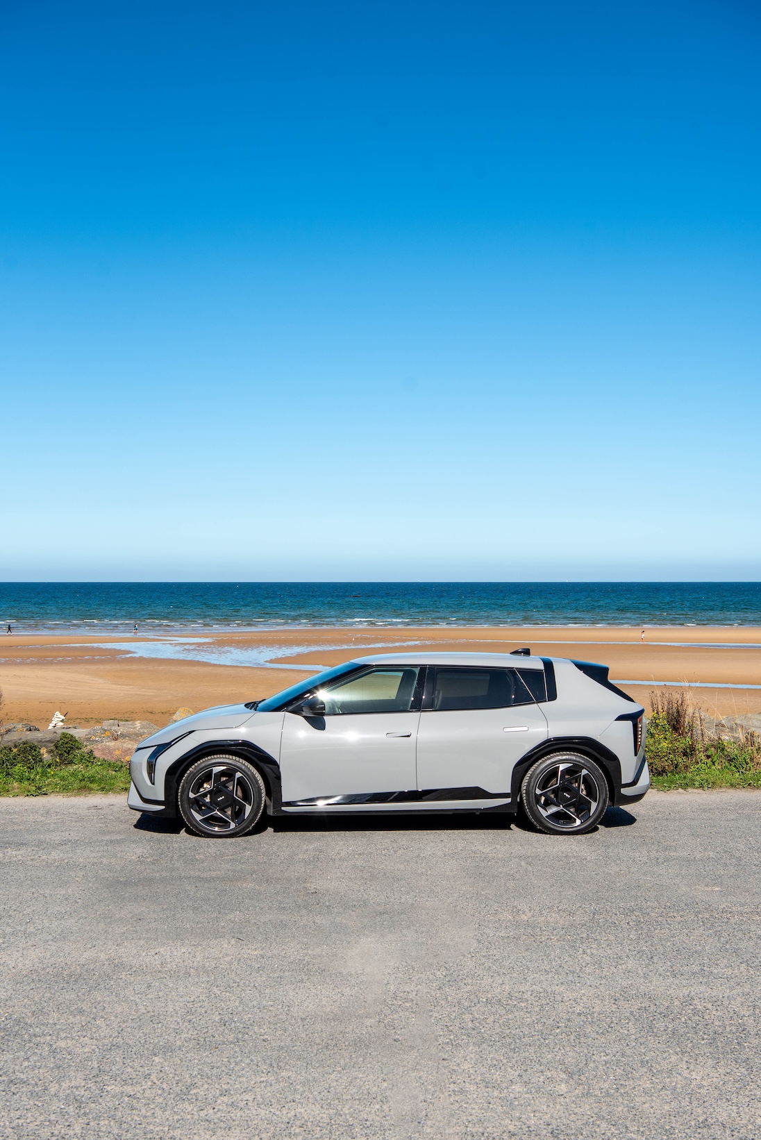 Kia EV4 op Omaha Beach