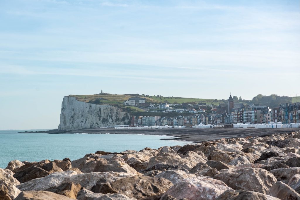 Uitzicht op de kust van Mers-les-bains in Normandië