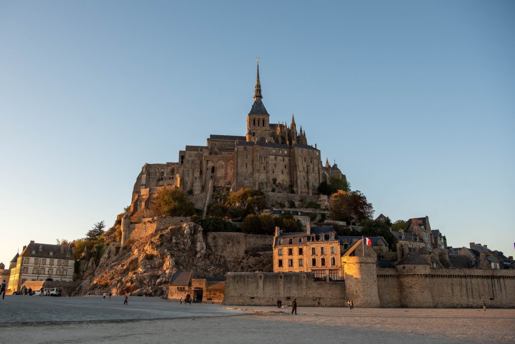 Mont-Saint-Michel bij zonsondergang