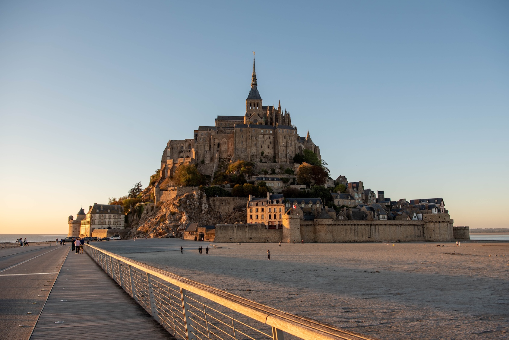 Mont-Saint-Michel bij zonsondergang