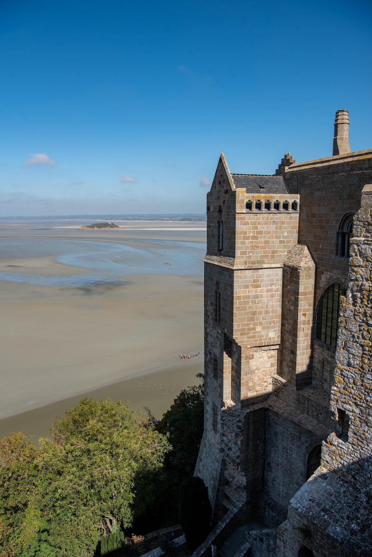 Abdij van Mont Saint Michel boven op de rots