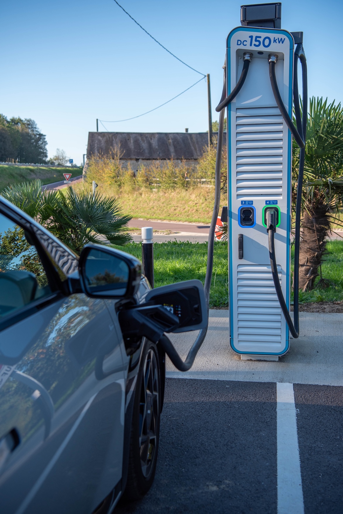Kia EV4 opladen tijdens roadtrip door Normandië