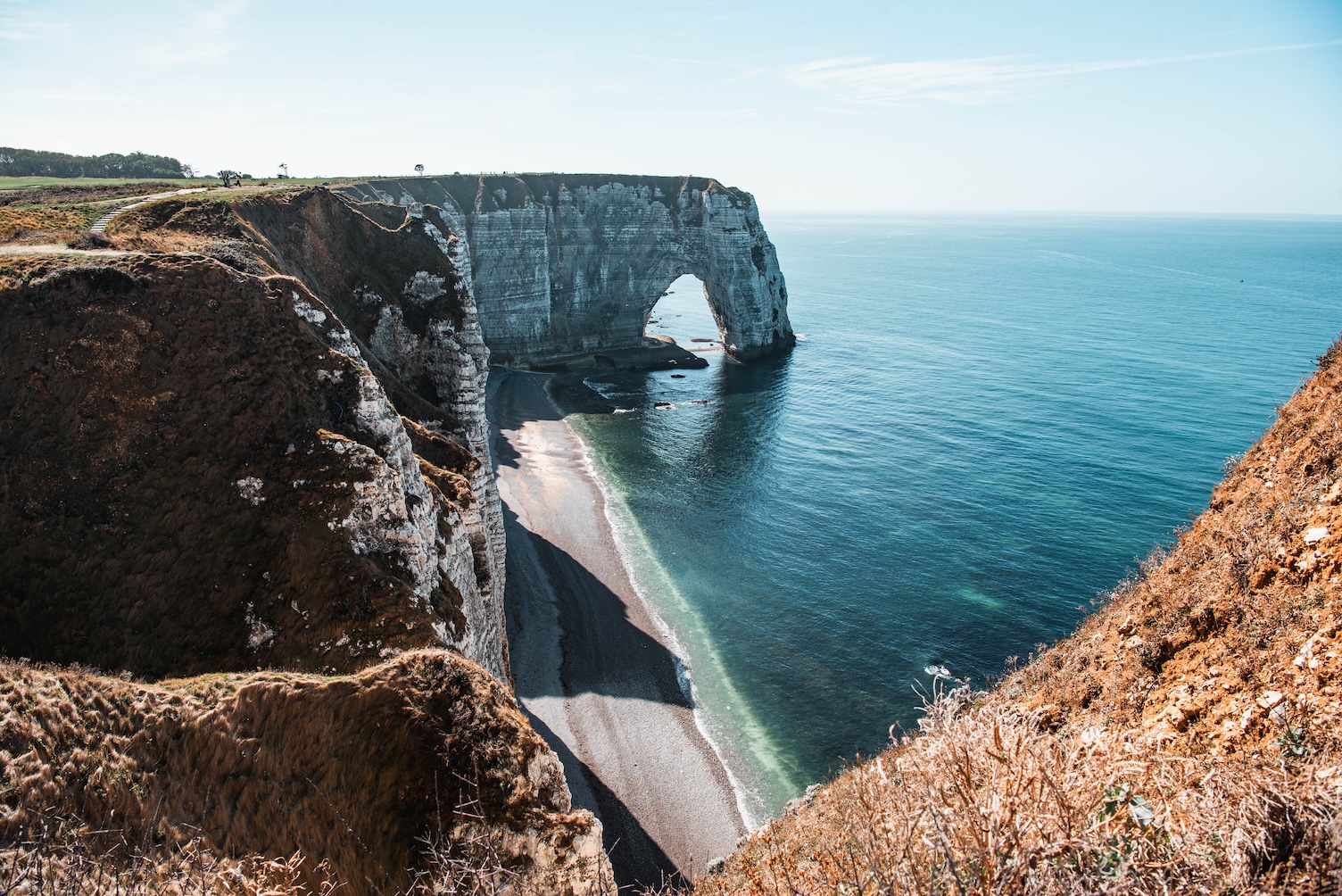 Krijtrotsen in Etretat op een zonnige dag