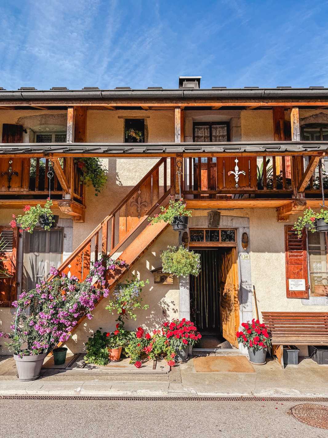 Een authentieke woning met kalkstenen deur in Samoëns