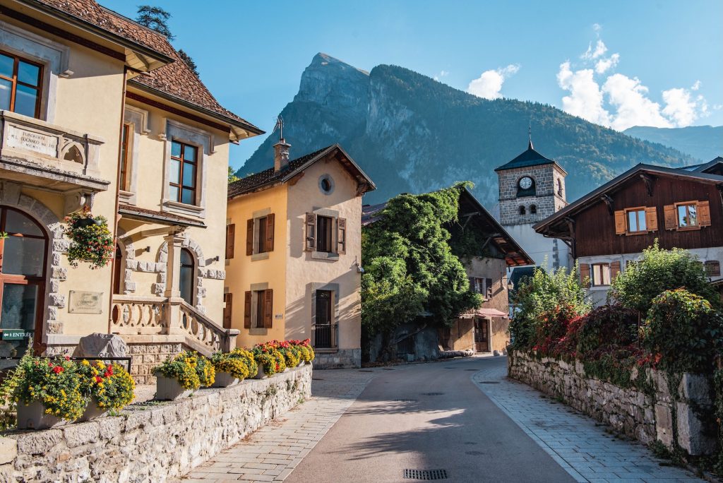 Centrum in Samoëns met de kerk en de bergen op de achtergrond