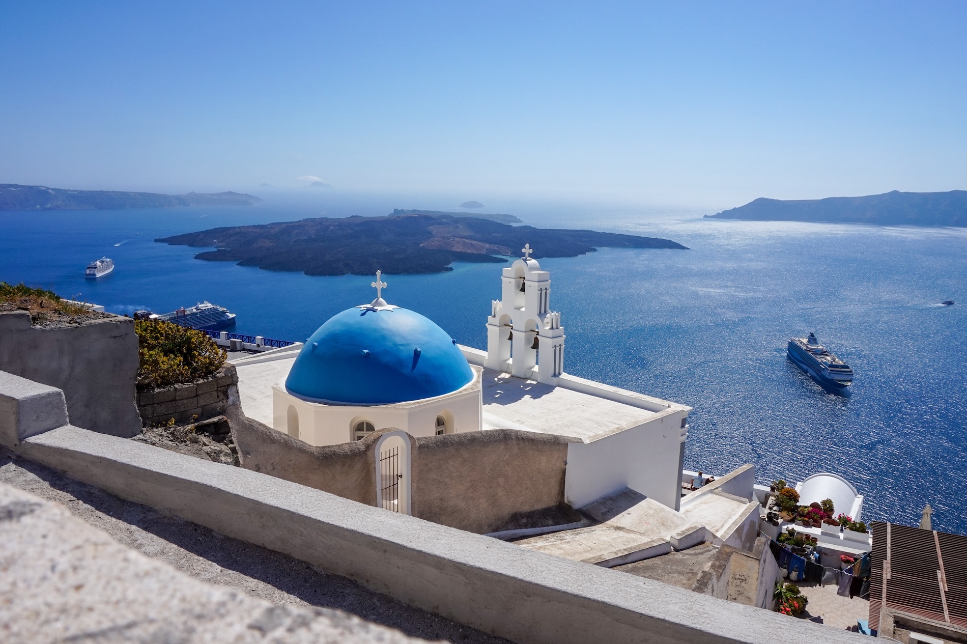 Cruiseschip komt aan bij Santorini