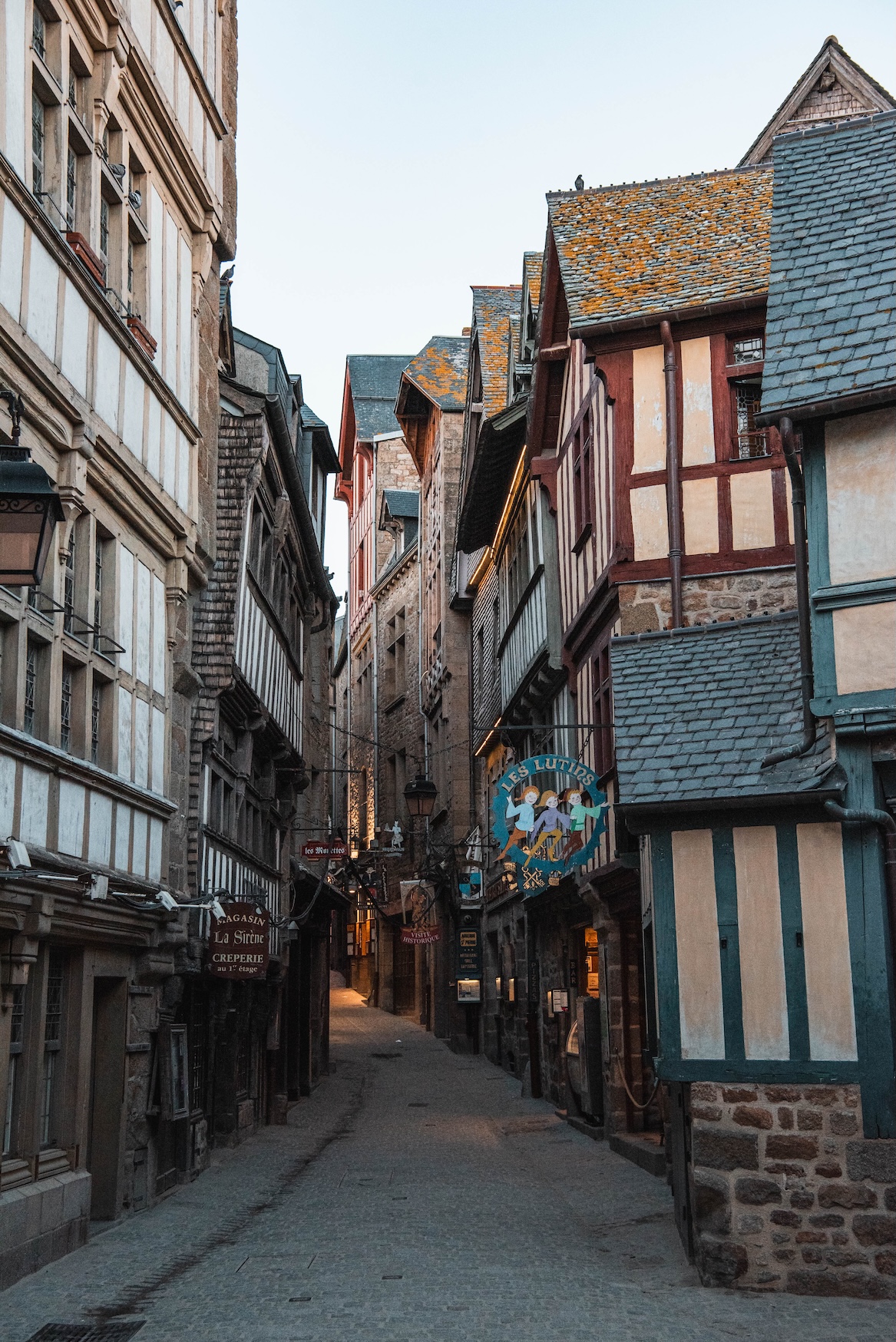 Leeg straatje in de avond in Mont-Saint-Michel