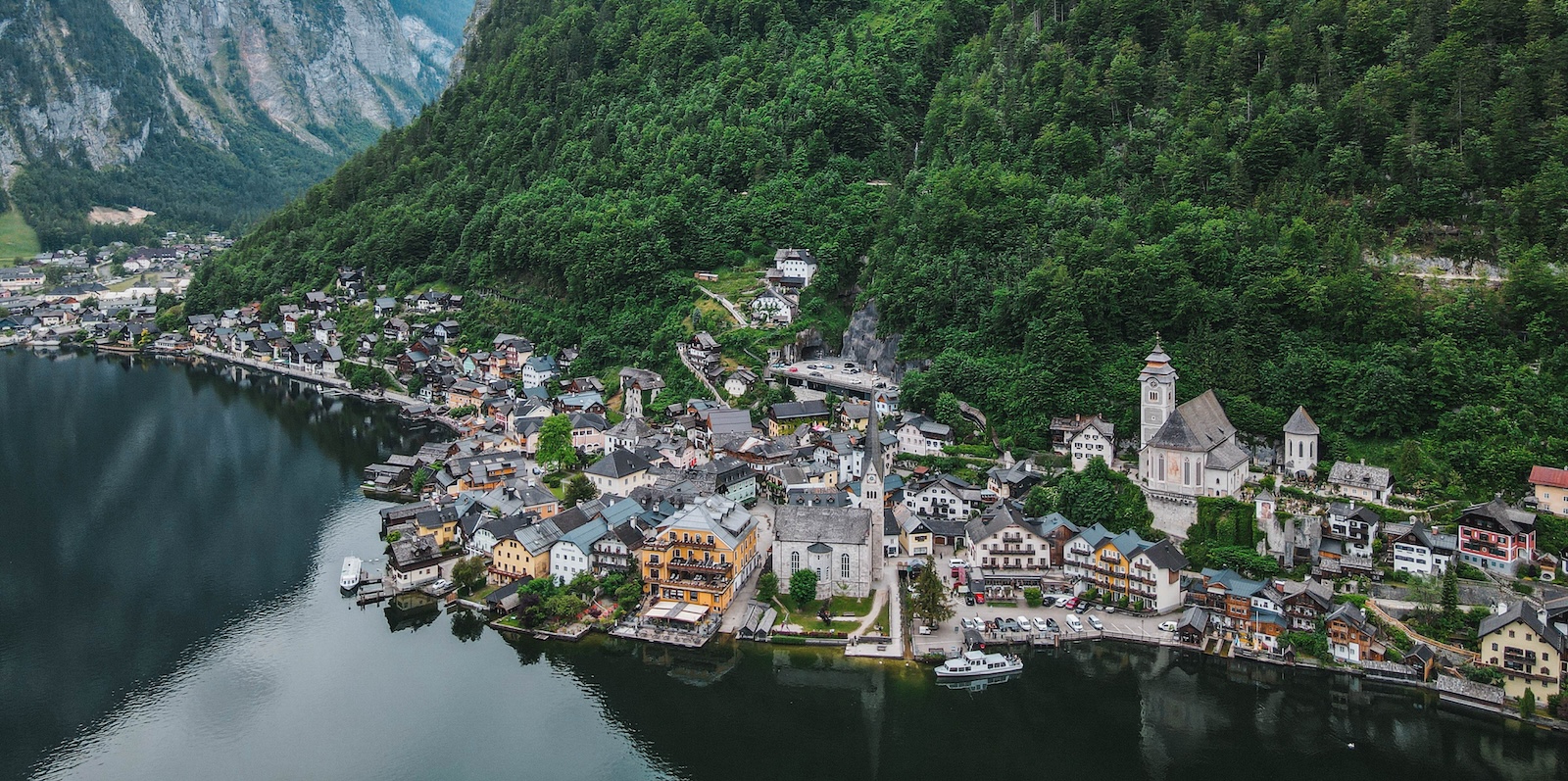 Luchtfoto van het dorpje Hallstatt in Oostenrijk
