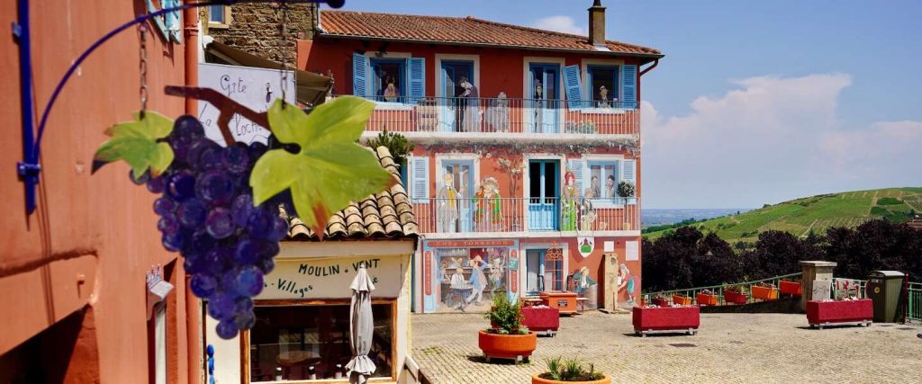 Kleurrijke gevel in Vaux-en-Beaujolais