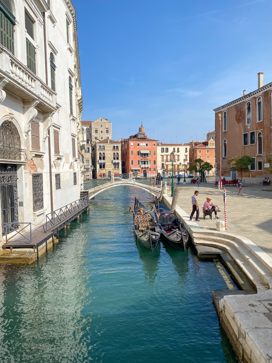 Mooi en zonnig straatbeeld in Venetië