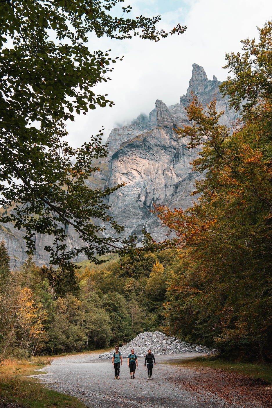 Groep vrouwen wandelt in Cirque du Fer-à-Cheval in de herfst