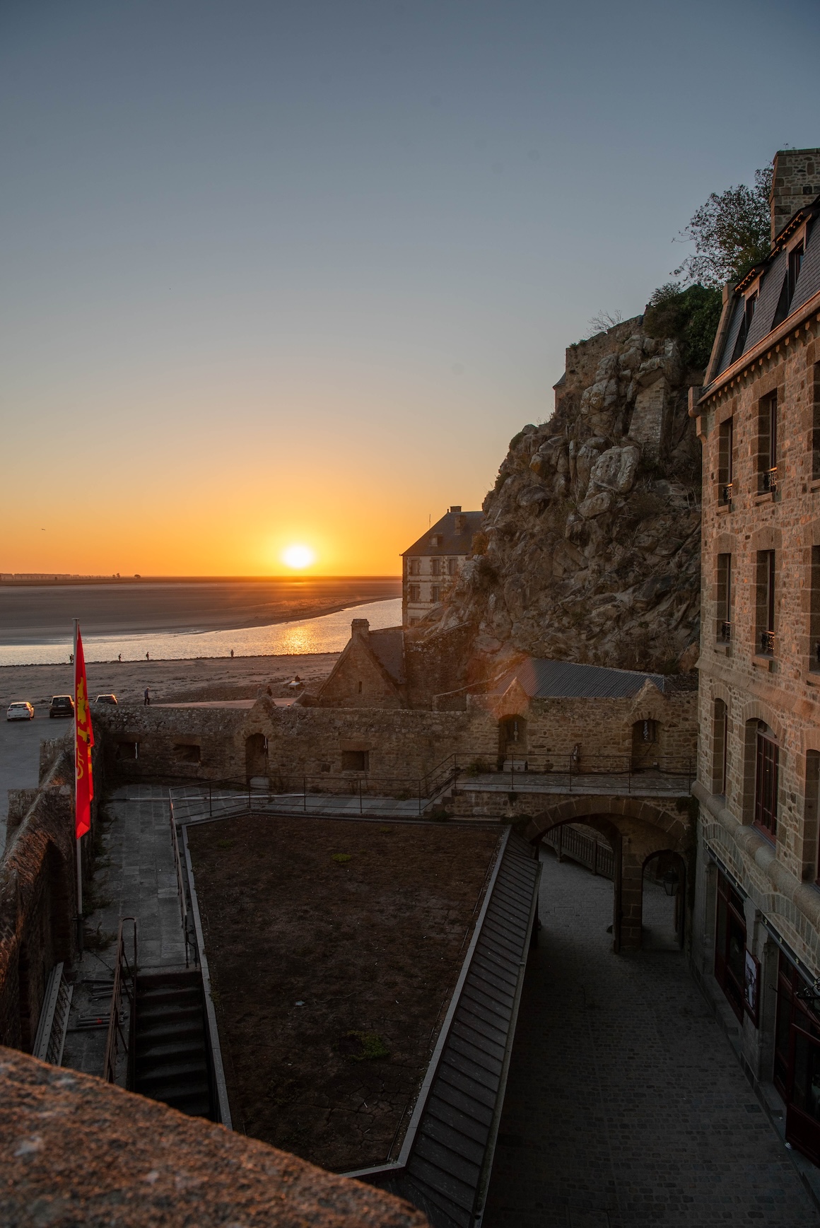 Zonsondergang vanuit een uitkijktoren op Mont-Saint-Michel