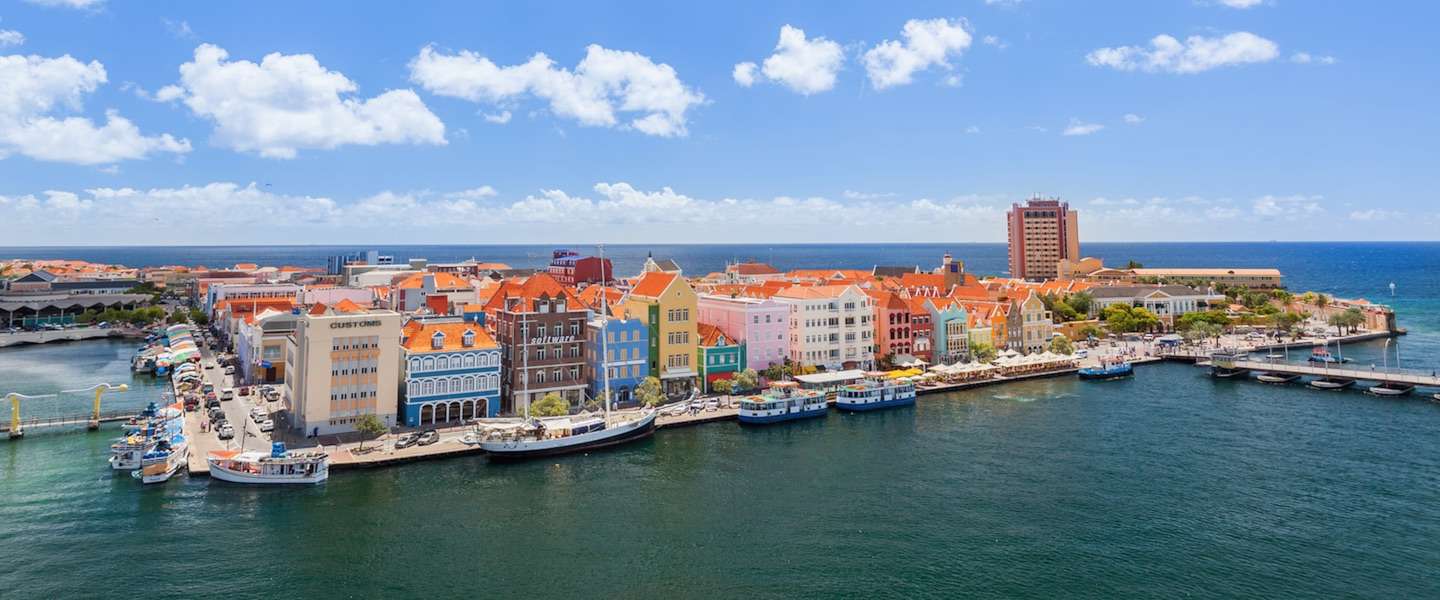 marathon-van-curacao.jpg