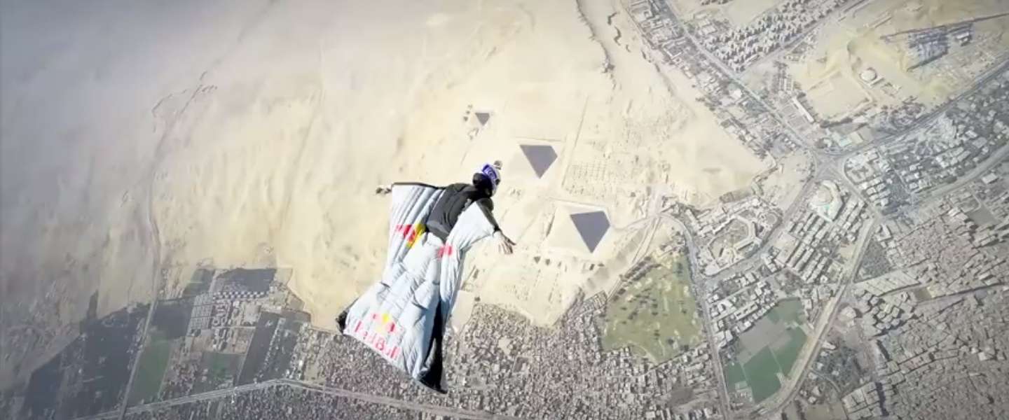 wingsuit-piramiden-giseh.jpg