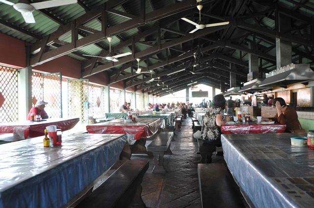 De overdekte markte Marshe Bieuw, waar je lokale specialiteiten eet