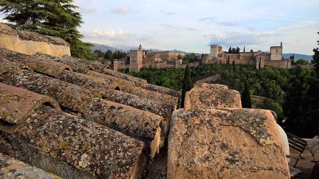 Hoog boven Albaic\u00edn kijk je recht op het Alhambra