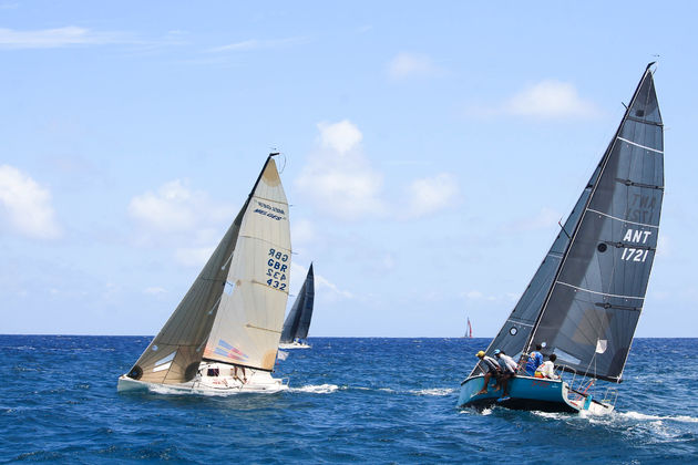 Met onze catamaran tijdens Chase the race kwamen we heel dichtbij de wedstrijdzeilers.