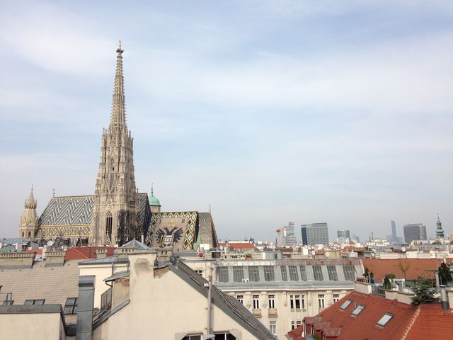 In een skybar met fantastisch uitzicht over de stad genieten we van een drankje...