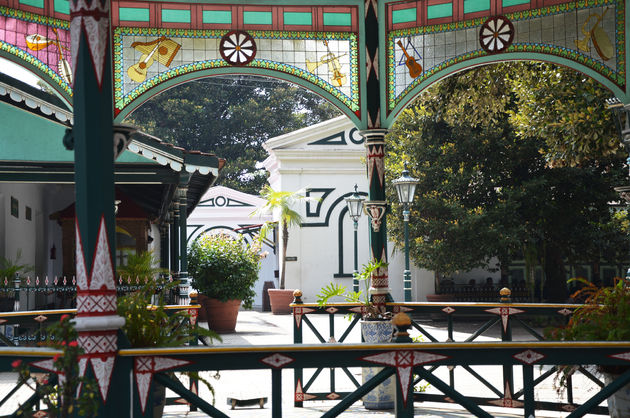 Het paleis van de Sultan in Yogyakarta. Doorkijkjes zorgen vaak voor de leukste foto\u2019s.