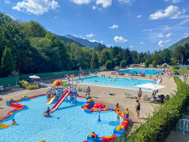 Het zwembad van Morzine biedt verkoeling tijdens de warme zomerdagen