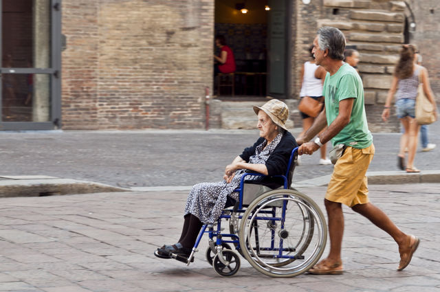 Foto op straat: ISO 125, diafragma 4,5 en sluitertijd 1\/60 seconde