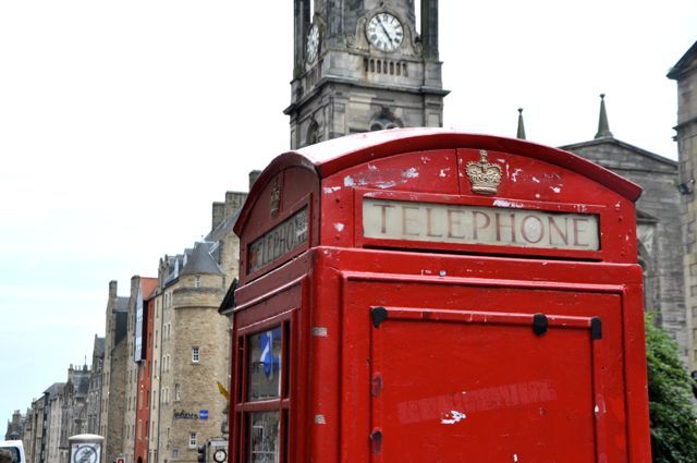 Net als in Londen ook hier de bekende rode telefooncellen