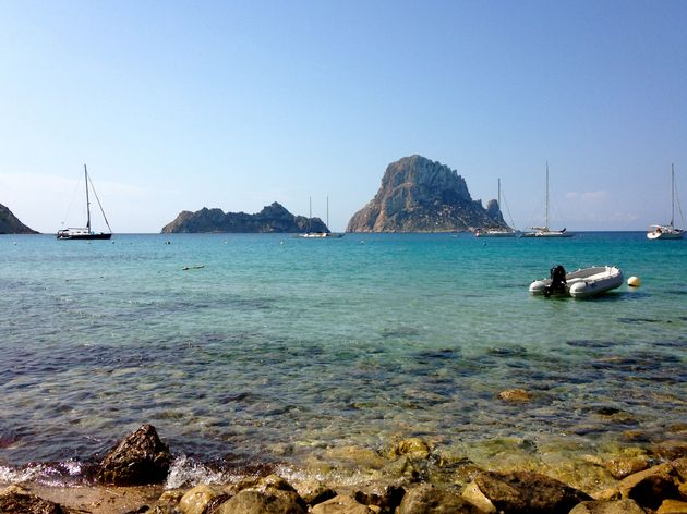 Es Vedra vanaf een strandbedje op Cala d`Hort