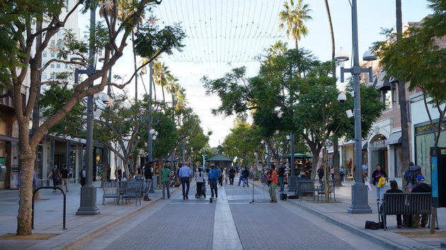 3rd Street Promenade in Santa Monica, de lokale gezellige koopgoot