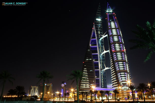 Bahrain World Trade Center in Manamah, Bahrein by night (fotocredit: Flickr <a href=\