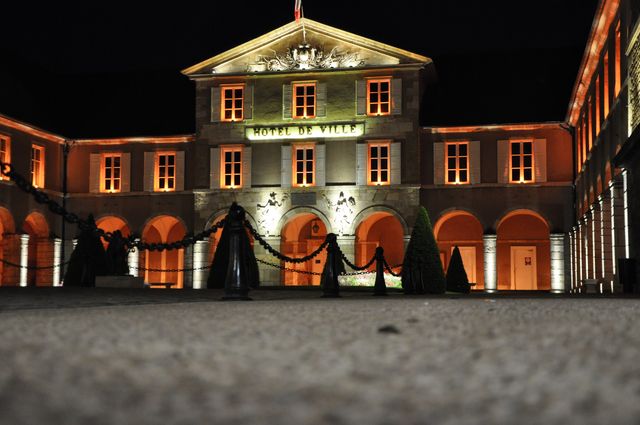 Hotel de Ville, het stadhuis van Beaune is prachtig verlicht `s avonds