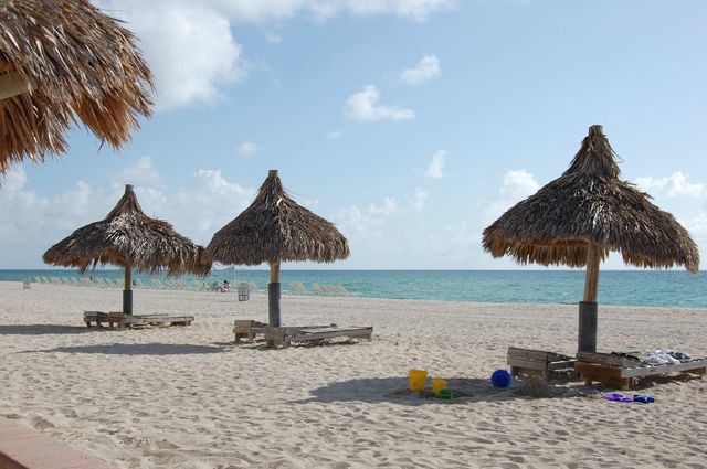 Fijne strandbedjes en parasols