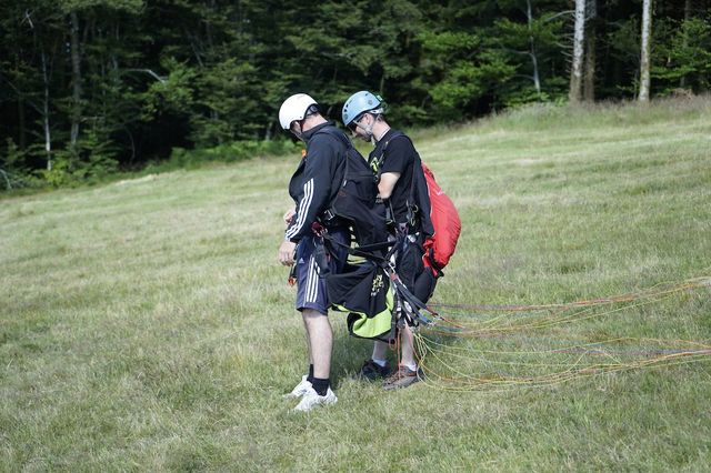 Klaar maken voor een duo-vlucht paragliden