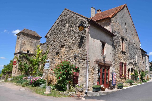 Het prachtige dorpje Ch\u00e2teauneuf-en-Auxois, met middeleeuwse architectuur