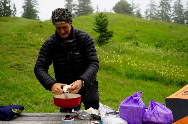 <font>Nicolas maakt het diner klaar<\/font>