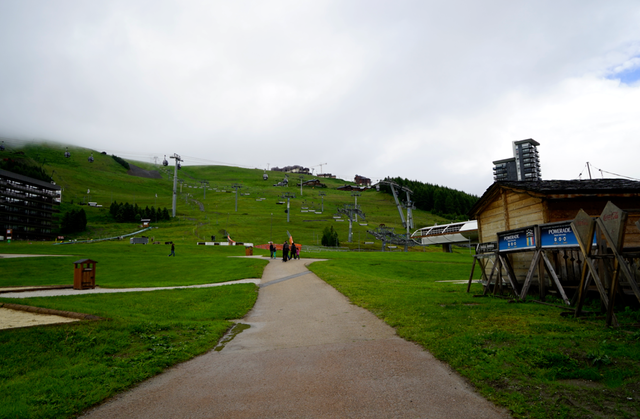 Het centrum van Les Menuires met een wirwar van skiliften