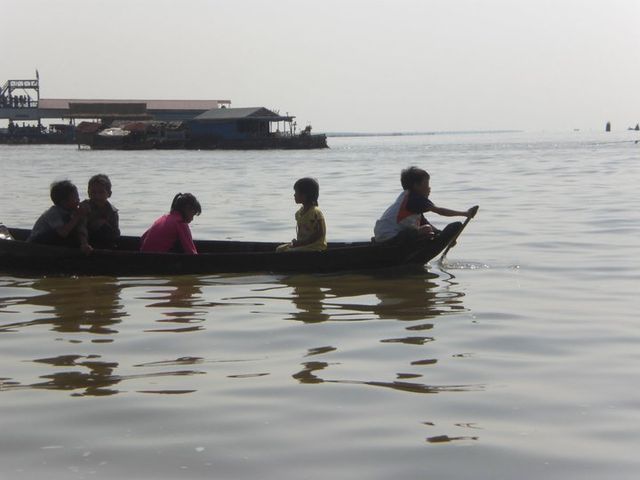 Kindjes varen op het Tonl\u00e9 Sapmeer