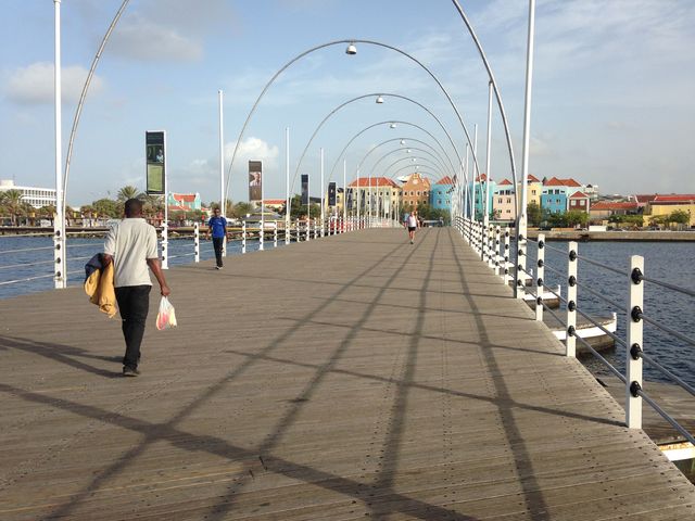 In de ochtend is het nog rustig op de Pontonbrug