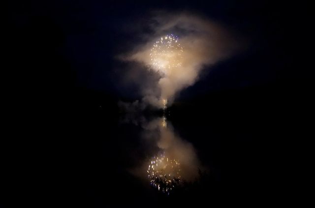 Het vuurwerk voor de 14e juli op het Lac de Viess\u00e8re zie je twee keer