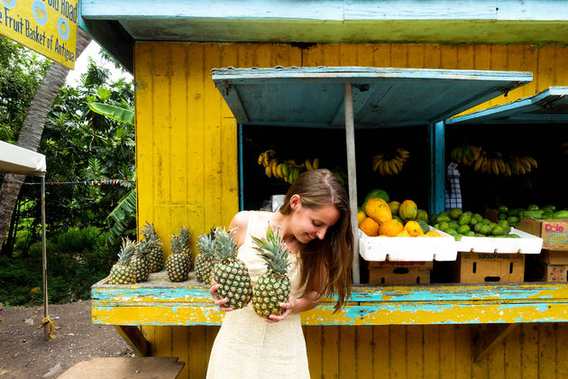 Op de foto met de beroemde Antigua Black Pineapple. De zoetste ananas ter wereld.