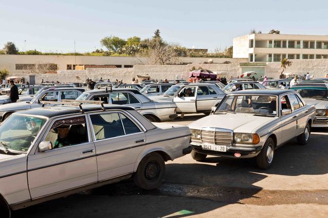 Een verzameling splinternieuwe wagens in Marokko... :-)