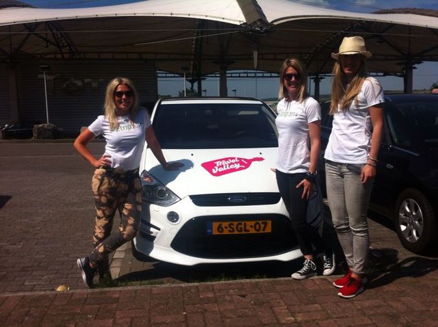 Daphne, Claire en Marloes onderweg in de offici\u00eble Travelvalley-auto!