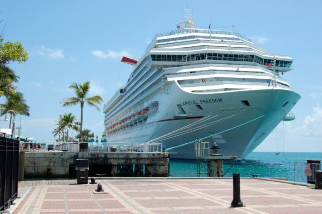 Enorme cruiseschepen komen aan in de haven vlakbij Mallory Square