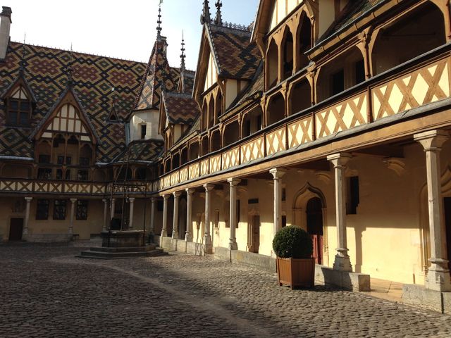 Onderweg stoppen we bij Hospices de Beaune, wat een prachtige architectuur