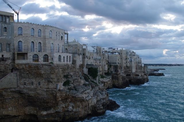 De indrukwekkende rotspartij van Polignano a Mare