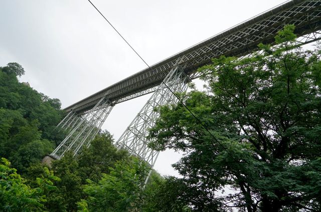 De 150 jaar oude spoorbrug bij Busseau